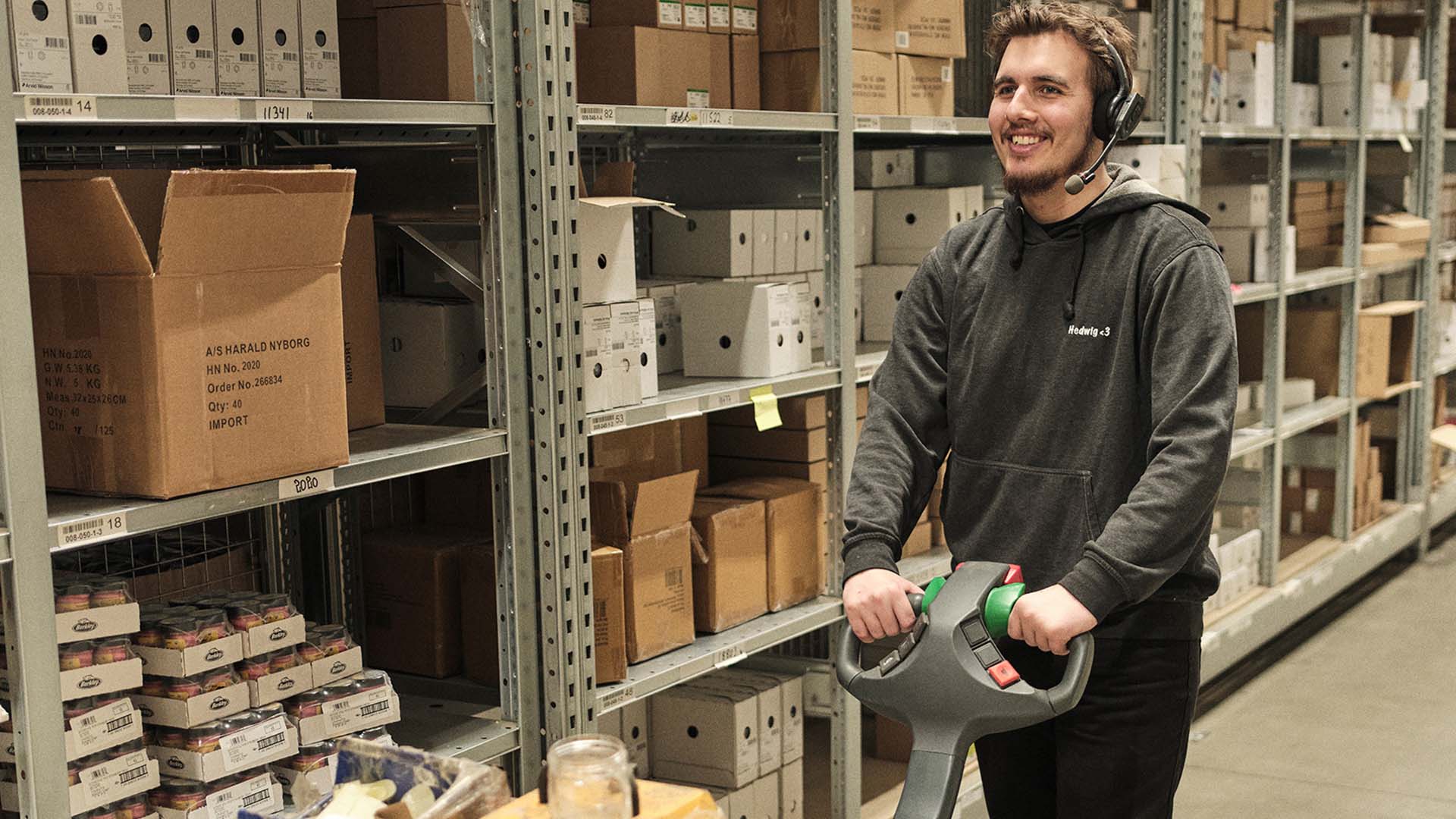 Smilende vikar på lagerjob