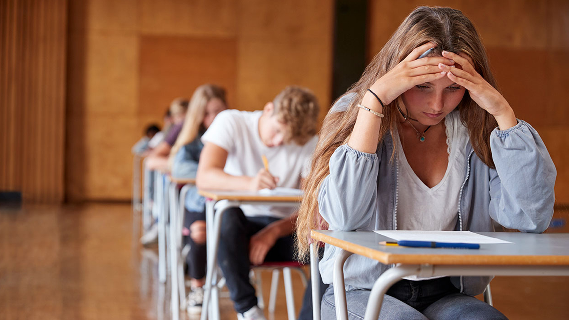 pige til eksamen i skolelokale